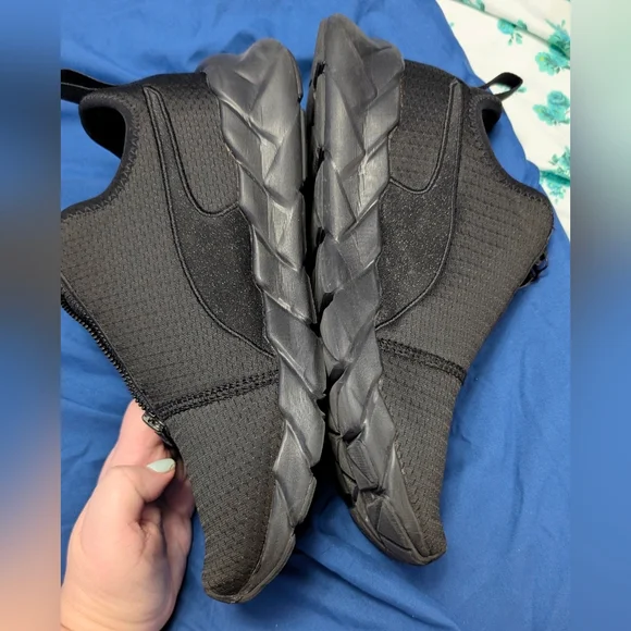 Puma Black Slip-On Sneakers Size 10 Zip Closure Like New - Picture 11 of 16